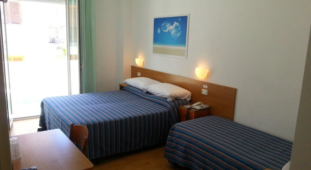 Трёхместный номер Standard с балконом Hotel Mayor