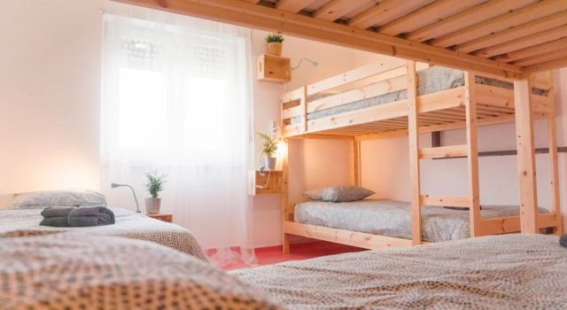Кровать в общем номере с красивым видом из окна Hospedium República Surf House - Coxos Beach, Ericeira