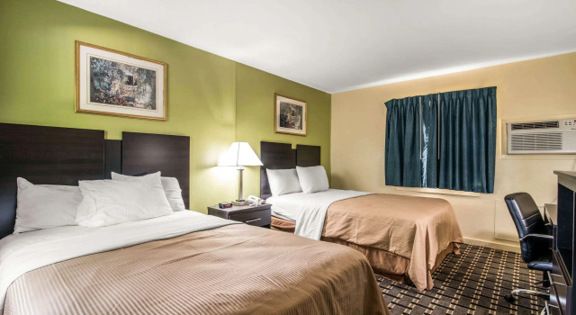 Четырёхместный номер Standard Rodeway Inn Rutland