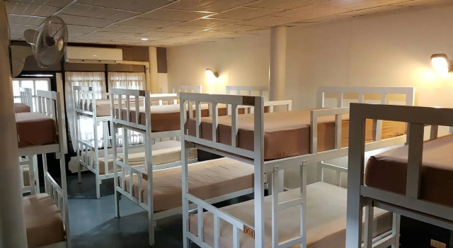 Кровать в общем номере Baan Lanna at Prasingh