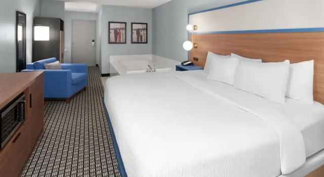 Двухместный люкс Deluxe AmericInn by Wyndham Reedsburg