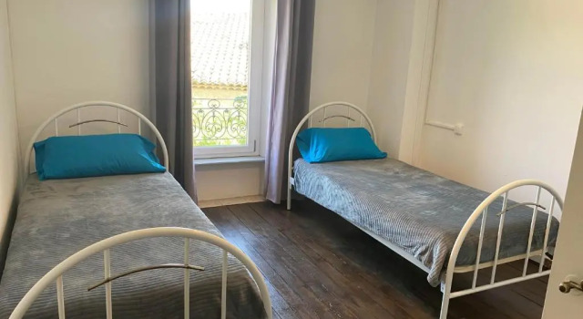 Loctroi, Village House with Patio, Book Hotel Hoteller i Corbières med parkering, Parkering