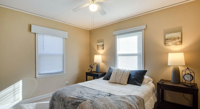 Коттедж Quaint Cedar Rapids Home, 4 Mi to Downtown!