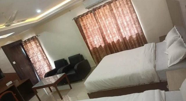 Четырёхместный номер Luxury с балконом Hotel Rajwada Palace