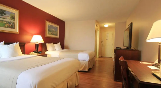 Четырёхместный номер Standard Fireside Inn & Suites Portland