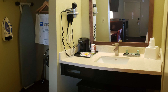 Четырёхместный номер Standard SureStay Hotel by Best Western Vallejo Napa Valley
