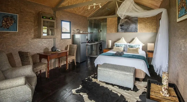 Sleep Whiskers Away From the Lions and " Feel " Them Roar! Cabin 2, Boek Vakantiehuis Hotels in Kurland met parkeren, Parkeren