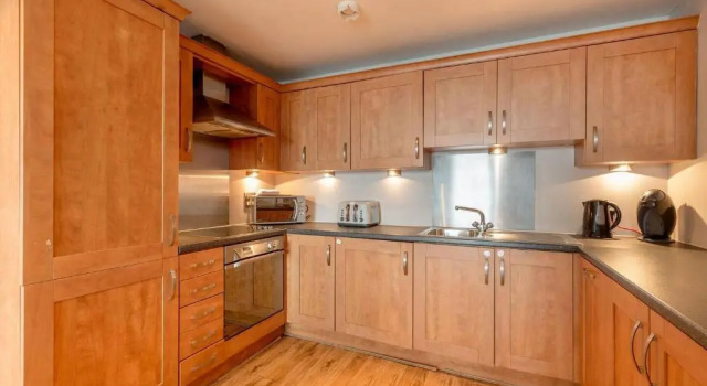 Modern Riverfront Apt. 10 mins from Hydro/SECC, Забронировать Отель Отели Glasgow & The Clyde Valley с парковкой, Парковка