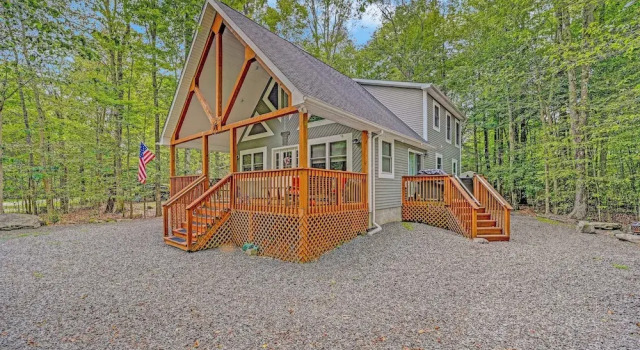 Коттедж 1 Mi to Beach: Pocono Lake Chalet w/ Decks