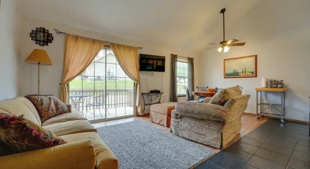3 Mi to Titanic Museum: Branson Condo w/ Fireplace