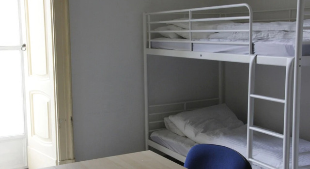 Room in B&B - 1bed in Basic 8 Bed Mixed Dorm - Share Bathroom, Забронировать Отель «постель и завтрак» Отели Неаполя с парковкой, рядом с Кафедральный собор Неаполя, Парковка