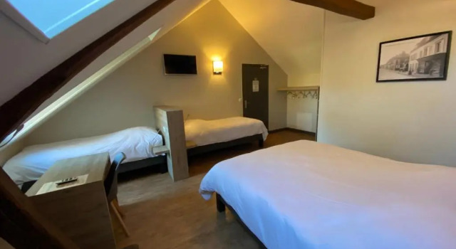Четырёхместный номер Standard LOGIS - Hôtel & Restaurant Saint Nicolas