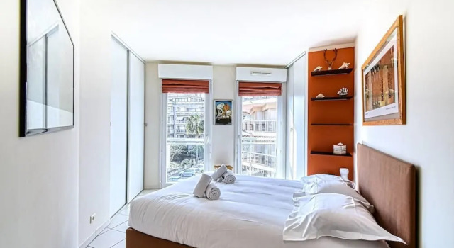 HESPE - Beautiful 2 bed apartment only 50m from the beach!