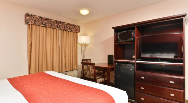 Comfort Inn & Suites Airport South, Book Hotel Hotels in Calgary with a Pool, Swimming Pool