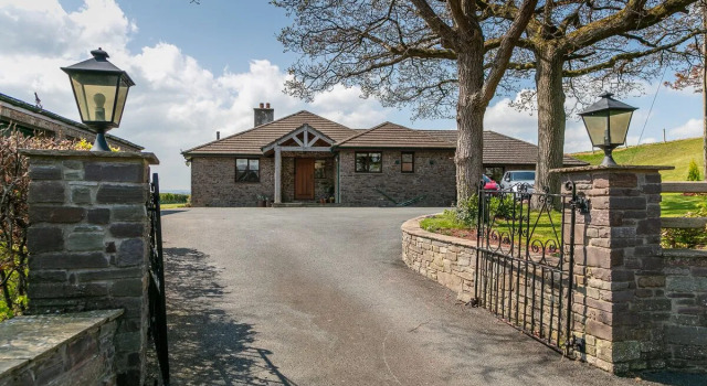 Beacons View B&B, Забронировать Отель «постель и завтрак» Брекон Brecon Beacons, рядом с Brecknock Museum &amp; Art Gallery