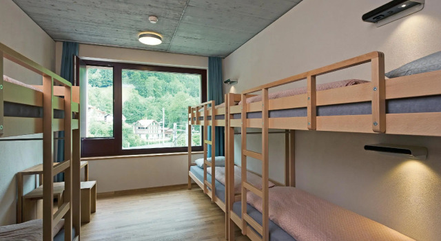 Кровать в общем номере Interlaken Youth Hostel
