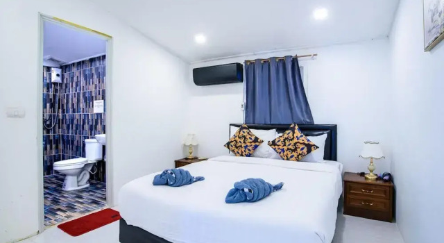 Cozy 6BR Pool Villa Close to Beach - CP6, Забронировать Вилла Отели Центральной Паттайя с парковкой, рядом с Музей Рипли, Парковка