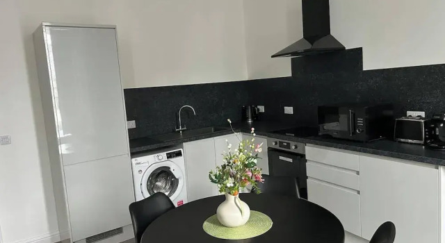 Family - Central - Parking - Wifi - Sleeps 4