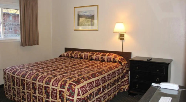 Люкс с видом на реку Lava Spa Motel & RV