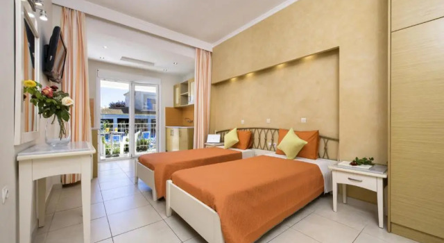 Трёхместный номер Standard с видом на бассейн Kavos Plaza Hotel
