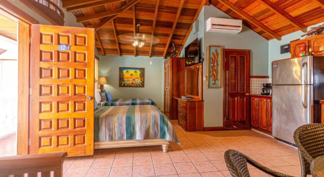 Номер Superior Blue Tang Inn - Beachfront Suites and Pool