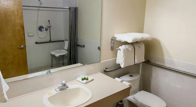 Четырёхместный номер Standard Sisters Inn & Suites
