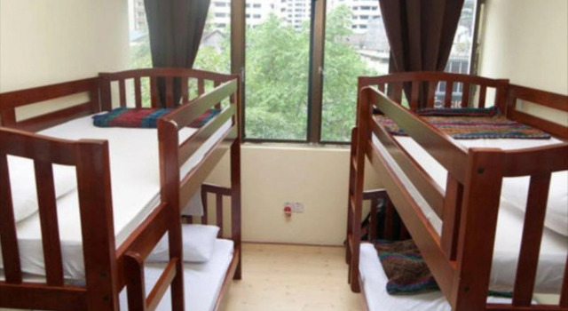 Кровать в общем номере Serenity Hostels
