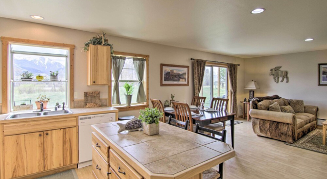 Апартаменты Airy Emigrant Townhome w/ Sweeping Mtn Views!