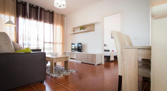 Holidays2Torremolinos Apartamento de 3 dormitorios con terraza y piscina comunitaria, Забронировать Апартаменты/квартира Торремолинос Коста-дель-Соль, рядом с Пляж Лос-Аламос
