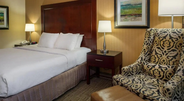 Двухместный номер Executive Crowne Plaza Hotel St. Louis Airport by IHG
