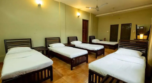 Postel ve společném pokoji Ekkodlu Homestay