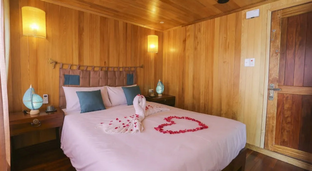 Номер Premium с красивым видом из окна Secret Halong Cruise