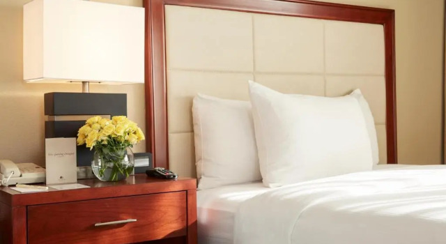 Люкс с видом на внутренний двор DoubleTree Suites by Hilton Hotel Cincinnati - Blue Ash