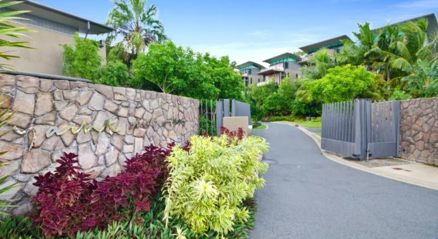 Yacht Club Villa 6 On Hamilton Island - oceanviews, 2 x buggies & valet service, Забронировать Вилла Отели Острова Гамильтон с парковкой, Парковка