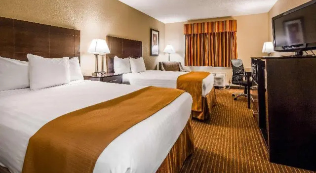 Четырёхместный номер Standard с балконом Best Western Muncie