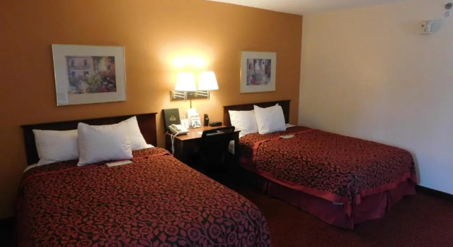 Четырёхместный номер Deluxe Days Inn & Suites by Wyndham Cedar Rapids