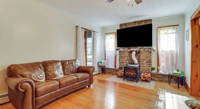 Charming Tannersville Home w/ Fire Pit + Deck!, Book Hotel Tannersville 