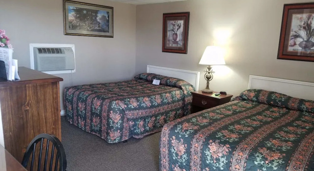 Четырёхместный номер Comfort US Center Motel & Long Term Stay Apts