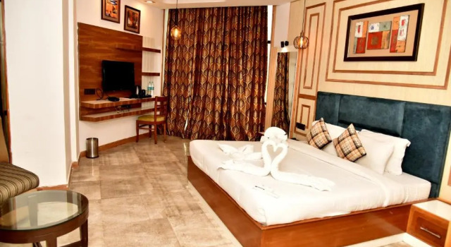 Полулюкс Hotel Padmini Palace