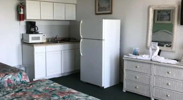Четырёхместный номер Standard с красивым видом из окна Gold Crest Motel