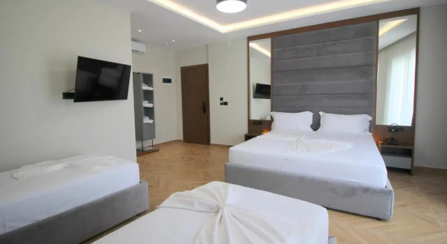 Четырёхместный номер Standard с балконом Dukas Boutique Hotel
