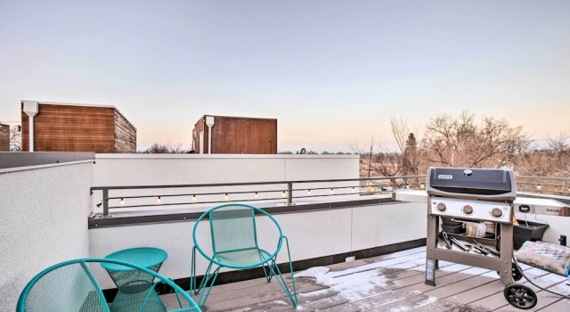 Trendy Denver Townhouse ~ 3 Miles to Downtown!, Buchen Sie Ferienwohnung Denver Colorado, in der Nähe von Willis Case Golf Course