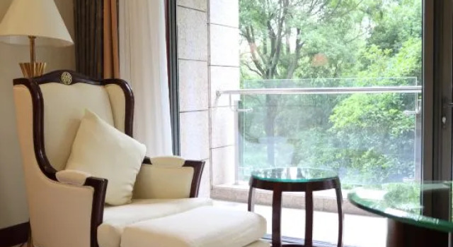 O podwyższonym standardzie suite Lakeside International Hotel