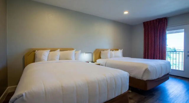 Четырёхместный номер Standard с балконом Hotel Elev8 Flagstaff, Trademark Collection by Wyndham