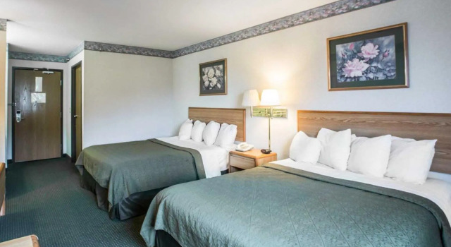 Четырёхместный номер Standard Quality Inn & Suites Caseyville - St Louis