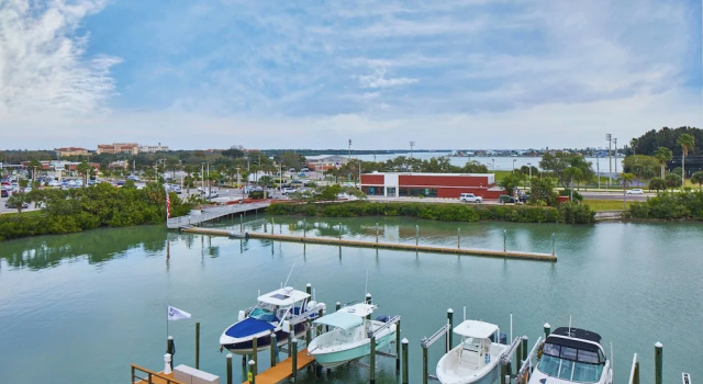 Четырёхместный номер Standard с балконом Courtyard by Marriott St. Petersburg Clearwater/Madeira Beach