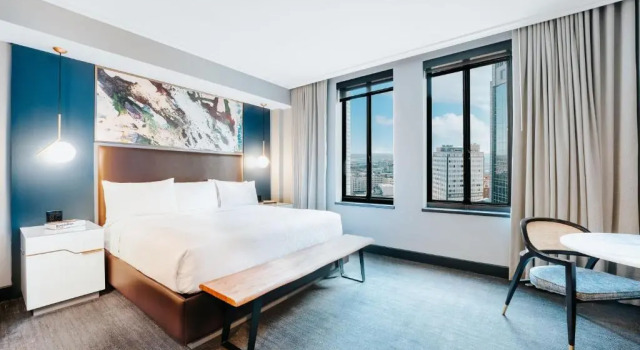 Номер Standard Renaissance Saint Elm Dallas Downtown Hotel