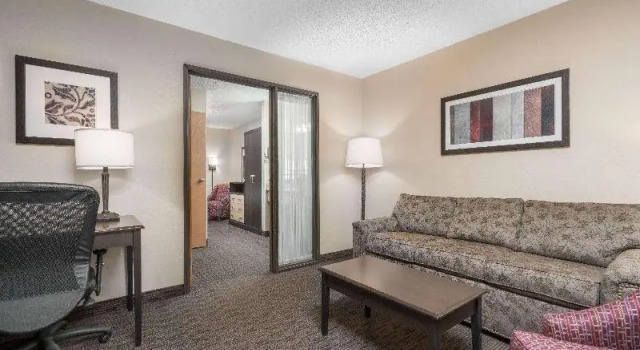 Люкс Deluxe AmericInn by Wyndham Detroit Lakes