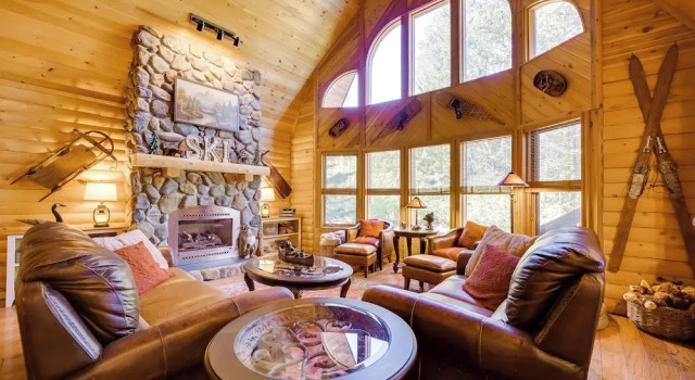 Коттедж с 3 комнатами с балконом Spacious Packwood Cabin w/ Hot Tub - Near River