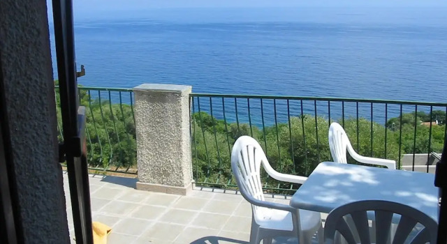 Apartment With one Bedroom in Pietranera, With Wonderful sea View and Terrace, Varaa Huoneisto  
